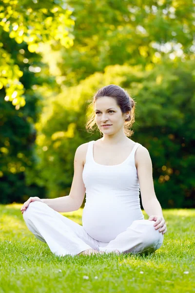 Beautiful pregnant woman relaxing in the park — Stock Photo, Image