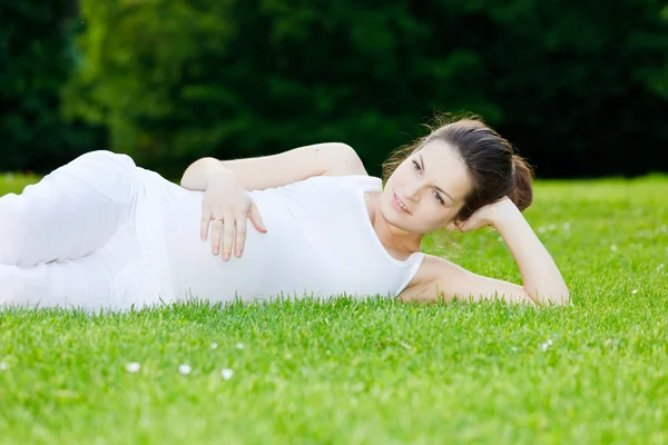 Güzel hamile kadın parkta dinleniyor. — Stok fotoğraf