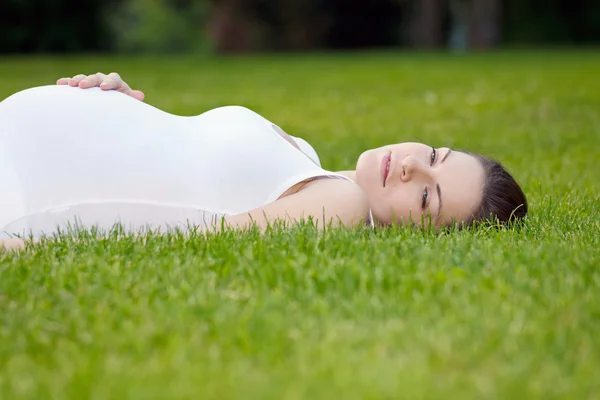 Belle femme enceinte se détendre dans le parc — Photo