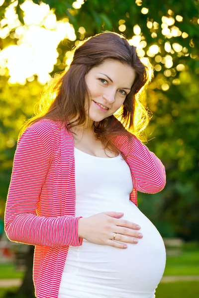 Venkovní portrét krásné těhotné ženy — Stock fotografie