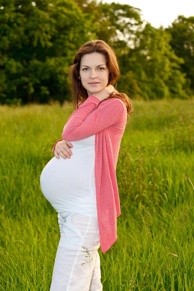 Venkovní portrét krásné těhotné ženy — Stock fotografie