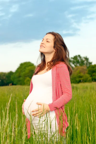 Retrato al aire libre de mujer embarazada hermosa —  Fotos de Stock