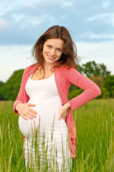 Retrato al aire libre de mujer embarazada hermosa — Foto de Stock