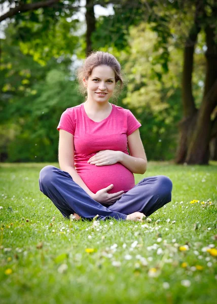 공원에서 아름 다운 임신한 여자 — 스톡 사진
