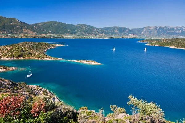 Iates em baía tranquila, Grécia — Fotografia de Stock
