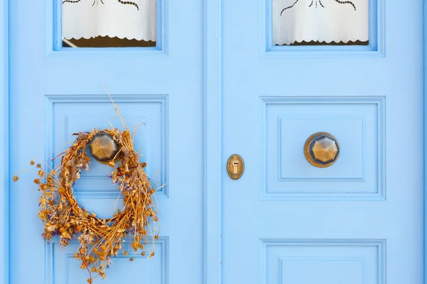 Yunan eve mavi kapı — Stok fotoğraf
