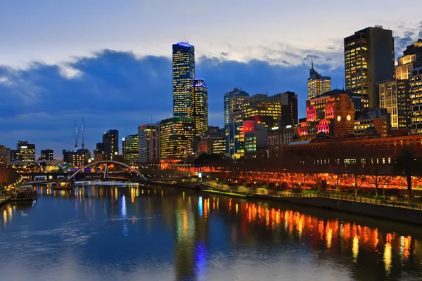 Центр Мельбурна ночью, река Ярра — стоковое фото