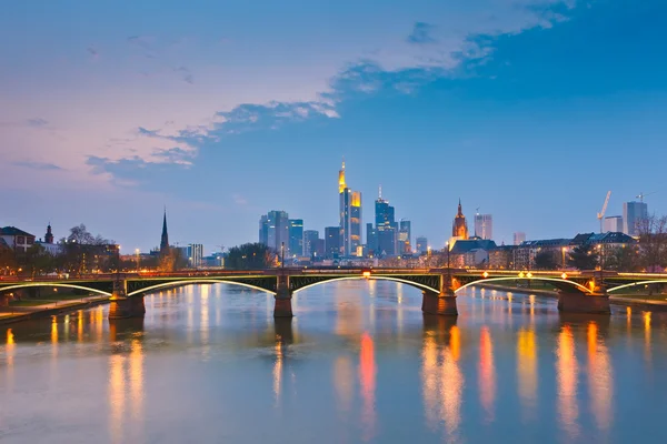 Frankfurt am main alacakaranlıkta, Almanya — Stok fotoğraf