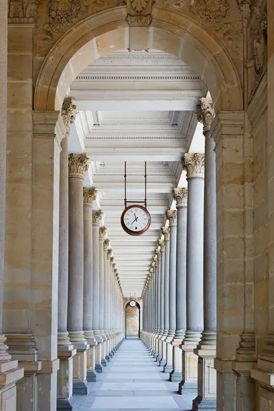 Классическая колоннада в Карловых Варах, Чехия — стоковое фото