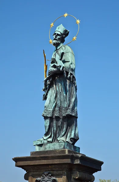 Nepomuk, a Károly-híd, a prágai Szent János szobra — Stock Fotó