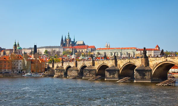 Prag Charles Köprüsü üzerinde göster — Stok fotoğraf