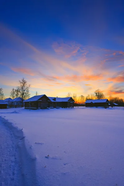 Solnedgång i landsbygden på vintern, Ryssland — Stockfoto