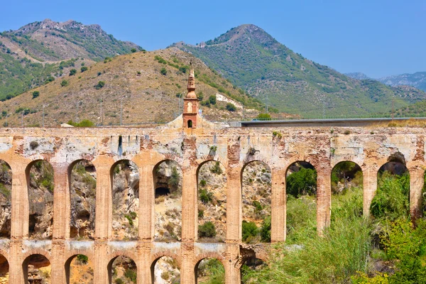 Antiguo acueducto en Nerja, Costa del Sol, España — Foto de Stock