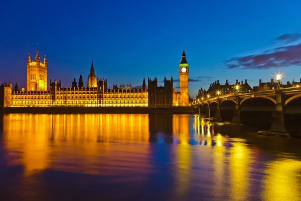 Big Ben y las Casas del Parlamento en Londres — Foto de Stock