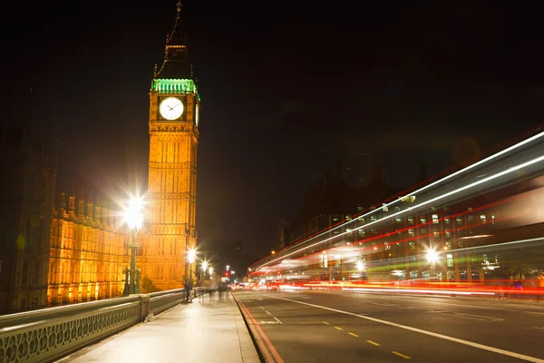 Verkehr in der Nacht London, Großbritannien — Stockfoto
