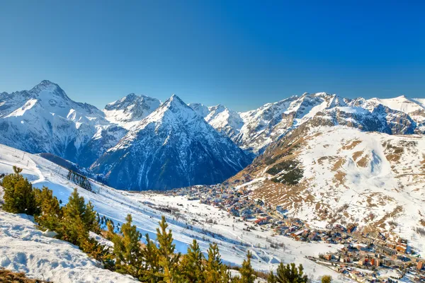 Ośrodek narciarski w francuskich Alpach — Zdjęcie stockowe
