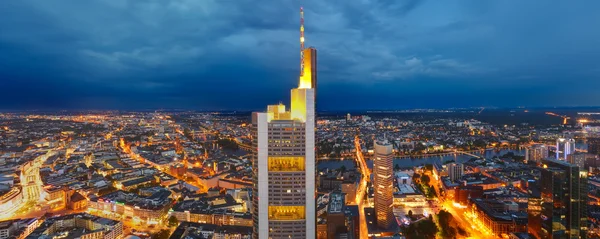 Panoramę Frankfurtu nad Menem o zmierzchu — Zdjęcie stockowe