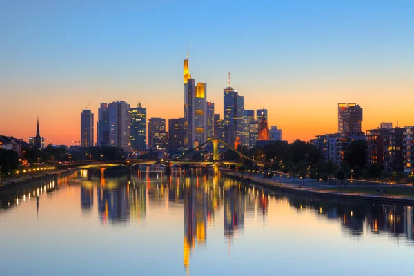 Frankfurt am main alacakaranlıkta — Stok fotoğraf