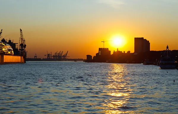Puesta de sol en el puerto de Hamburgo, Alemania — Foto de Stock