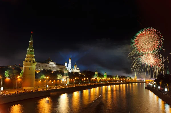 Фейерверк над московским кремлем — стоковое фото