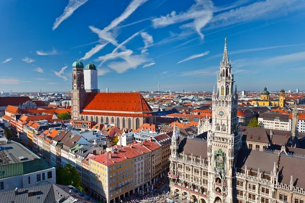 Munchen havadan görünümü: marienplatz, yeni Belediye Binası ve frauenkirche — Stok fotoğraf