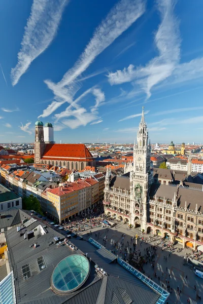 Vue aérienne de Munchen : Marienplatz, nouvel hôtel de ville et Frauenkirche — Photo