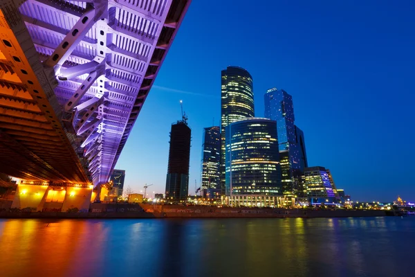 Moskou wolkenkrabbers van de stad bij nacht — Stockfoto