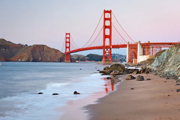 Мост Золотые Ворота после заката, Сан-Франциско — стоковое фото