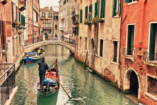 Gondel auf Kanal in Venedig — Stockfoto