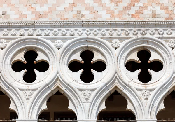 威尼斯圣马可宫殿正面的细节 — 图库照片