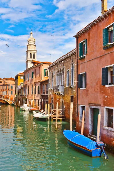 Канал в Венеции в солнечный день — стоковое фото