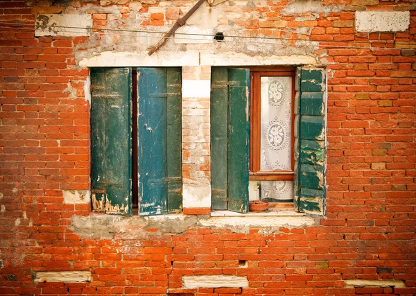 Fenêtres de vieille maison à Venise — Photo
