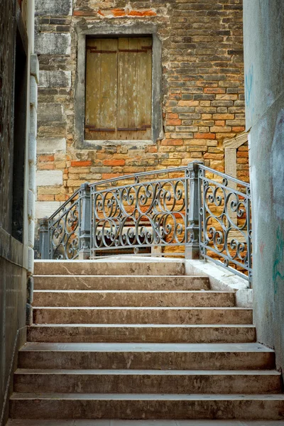 ヴェネツィアの狭い通り — ストック写真