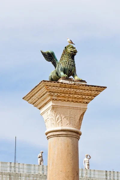 Знаменитый венецианский крылатый лев — стоковое фото