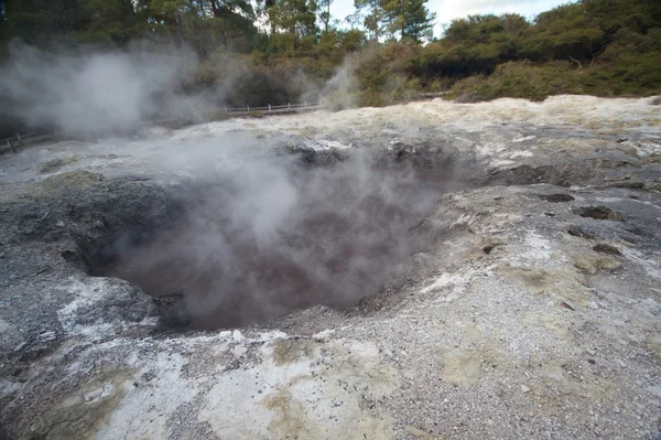 Dumanı tüten krater — Stok fotoğraf