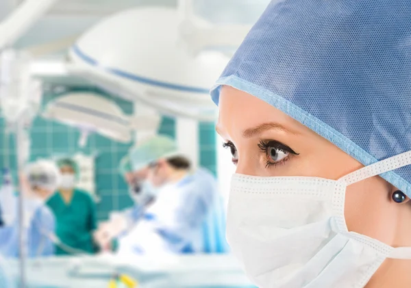 Женщина-хирург с хирургической командой — стоковое фото