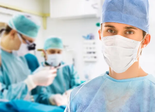 Mužské chirurg v provozu místnosti — Stock fotografie