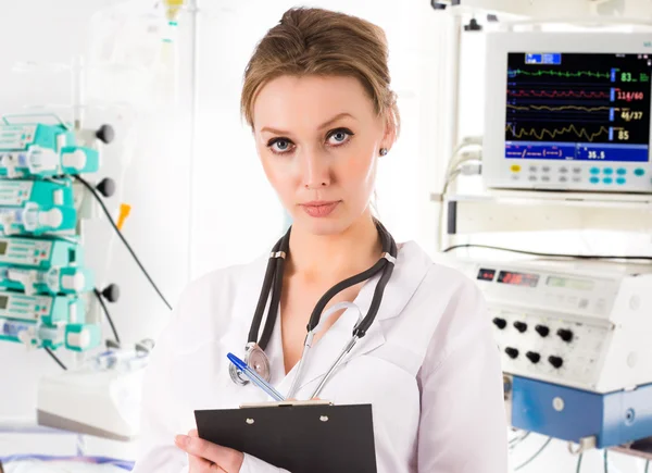 Female doctor in ICU — Stock Photo, Image