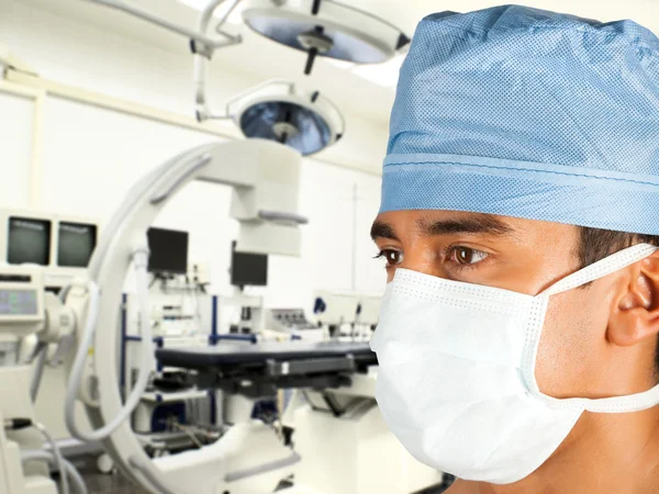 Chirurg w pomieszczeniu nowoczesny operacja — Zdjęcie stockowe