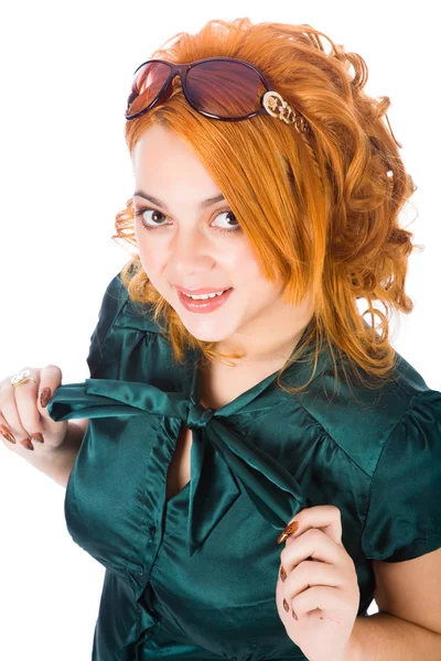 ガラスを持つ若い赤髪の女 — ストック写真