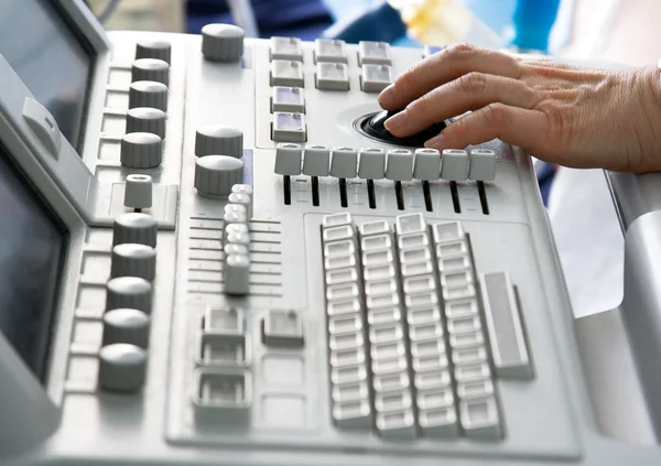 医疗设备键盘与医生的手 — 图库照片
