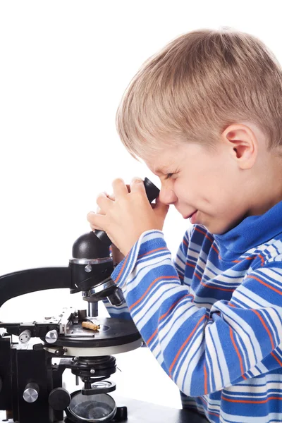 Malý chlapec s mikroskopem — Stock fotografie