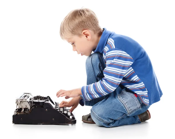 Jongen op oude schrijfmachine te typen — Stockfoto