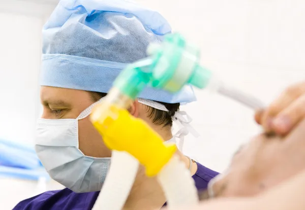 Hasta ile erkek anestezi uzmanı — Stok fotoğraf
