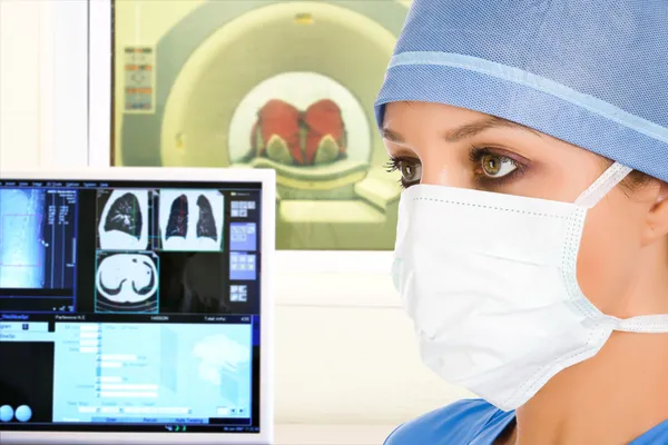 Doktor ve hastane tomografik tarayıcı — Stockfoto