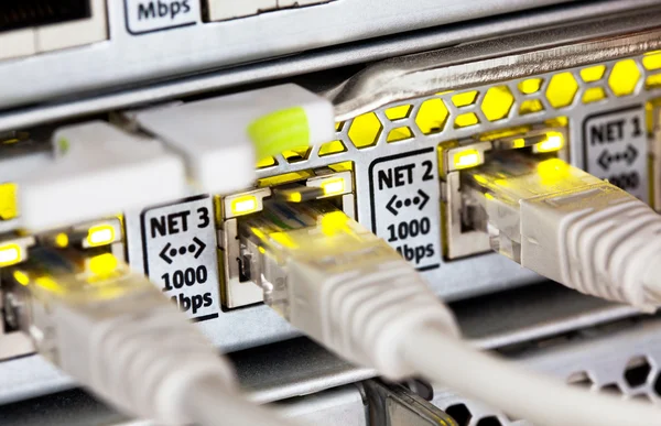 Kable sieciowe i piasta — Zdjęcie stockowe