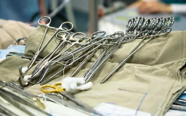 Chirurgické nástroje v provozu místnosti. — Stock fotografie