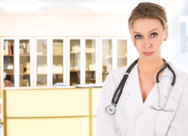 Ženský lékař v ambulanci — Stock fotografie