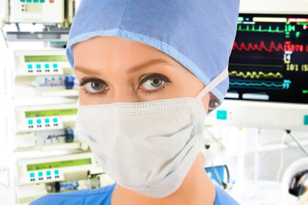 Kobieta lekarz na OIOM-IE — Zdjęcie stockowe