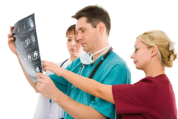 Три врача с рентгеновской томограммой — стоковое фото